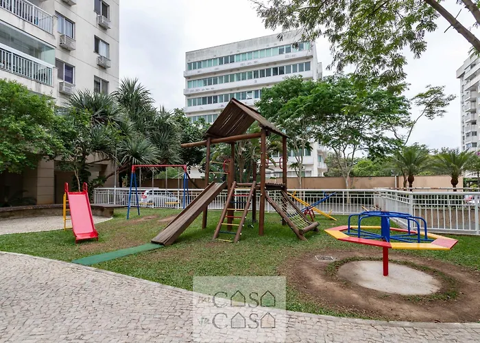 2 Quartos com Varanda a 300m RioCentro Wi-Fi 120mbps e Cozinha Completa - Condomínio com Piscina, Estacionamento, Portaria 24h e Parquinho Infantil - Apartamento indicado para Grupos, Hóspedes a Trabalho e Crianças