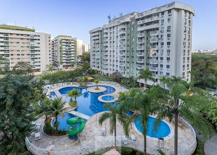 2 Quartos com Varanda a 300m RioCentro Wi-Fi 120mbps e Cozinha Completa - Condomínio com Piscina, Estacionamento, Portaria 24h e Parquinho Infantil - Apartamento indicado para Grupos, Hóspedes a Trabalho e Crianças